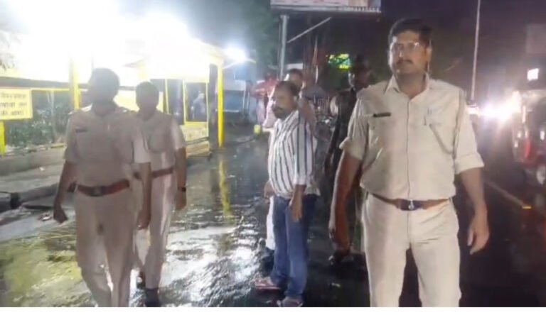 रंगदारी को लेकर मारपीट के मामले में आरोपी की पुलिस ने कराई सरेआम परेड।