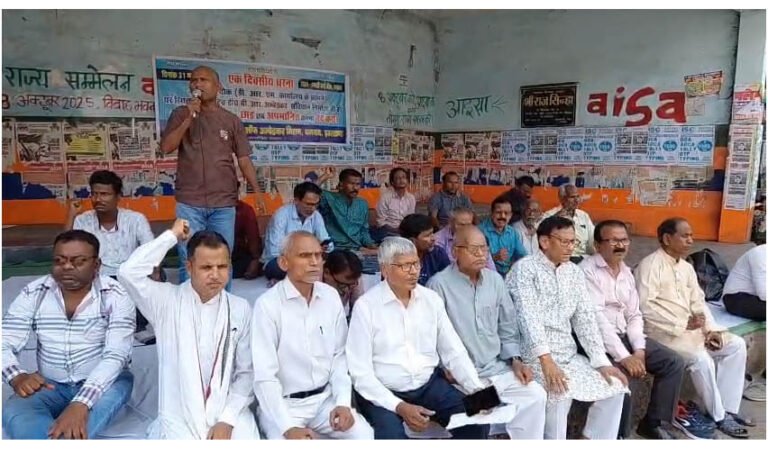 नेशनल फेडरेशन ऑफ अंबेडकर मिशन के द्वारा बाबा साहेब की प्रतिमा से छेड़छाड़ के विरोध में रणधीर वर्मा चौक पर दिया धरना किया प्रदर्शन।