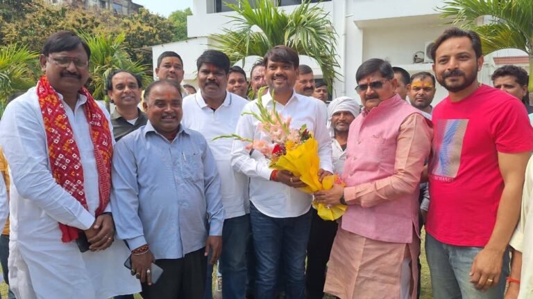 महापौर निर्वाचित संजीव सिंह को मिली बधाइयाँ, आवास पर शुभचिंतकों का तांता