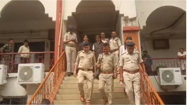 बम की धमकी के बाद धनबाद सिविल कोर्ट में सख्ती, डॉग स्क्वॉड टीम ने की सुरक्षा जांच