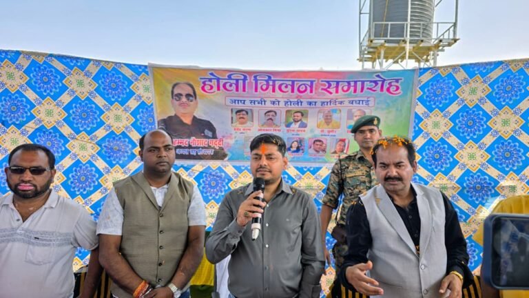 वृद्ध जनों के साथ उपायुक्त ने खेली अबीर-गुलाल व फूलों की होली