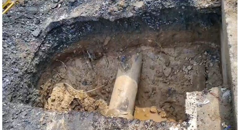 धनबाद की 8 लेन सड़क पर बार-बार बन रहे गड्ढे, वाहन चालकों की बढ़ी परेशानी