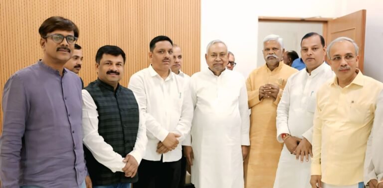 पिंटू कुमार सिंह ने जदयू के छठी बार जिलाध्यक्ष बनने पर नीतीश कुमार से लिया आशीर्वाद