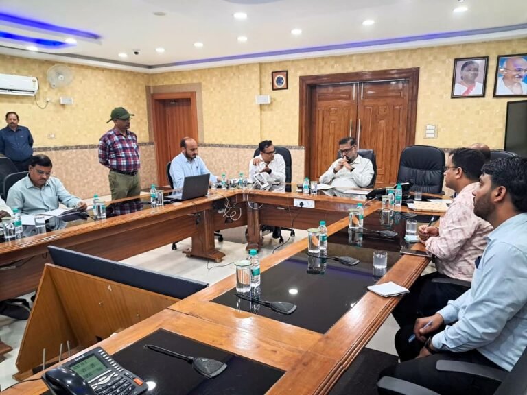 प्रधान मुख्य वाणिज्य प्रबंधक, पूर्व मध्य रेलवे की अध्यक्षता में मंडल रेल प्रबंधक कार्यालय, धनबाद में की गई समीक्षा बैठक |