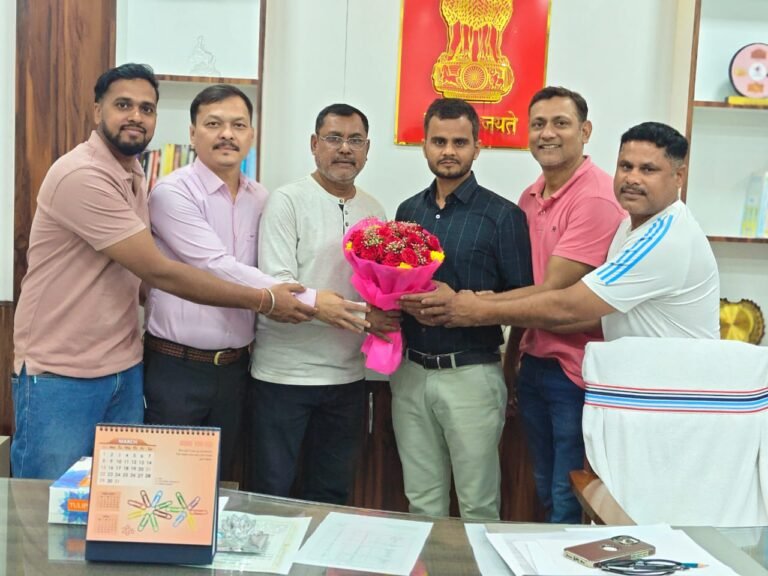 धनबाद रेल मंडल के खेल अधिकारी बनने पर अशोक कुमार को मंडल के खिलाड़ियों ने किया स्वागत- सम्मानित