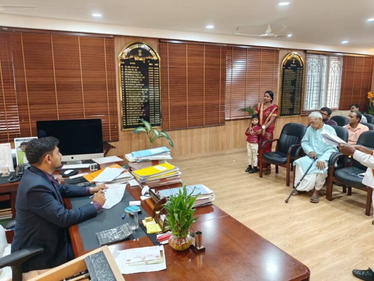 जनता दरबार में आमजनों की समस्याओं से अवगत हुए उपायुक्त, समस्याओं के निष्पादन हेतु अधिकारियों को दिए निर्देश