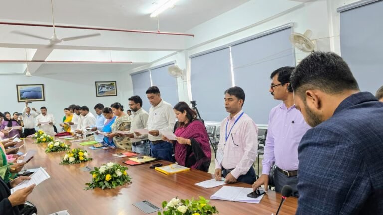 उप विकास आयुक्त ने अध्यक्ष व वार्ड पार्षदों को दिलाई शपथ
