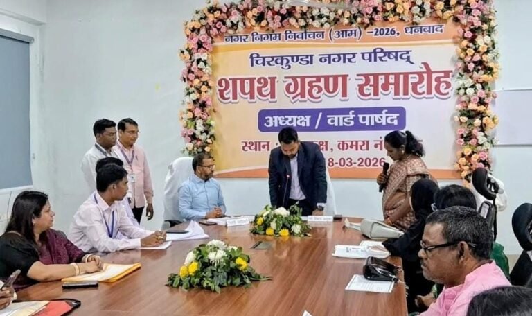 उपायुक्त ने मेयर व वार्ड पार्षदों को दिलाई शपथ