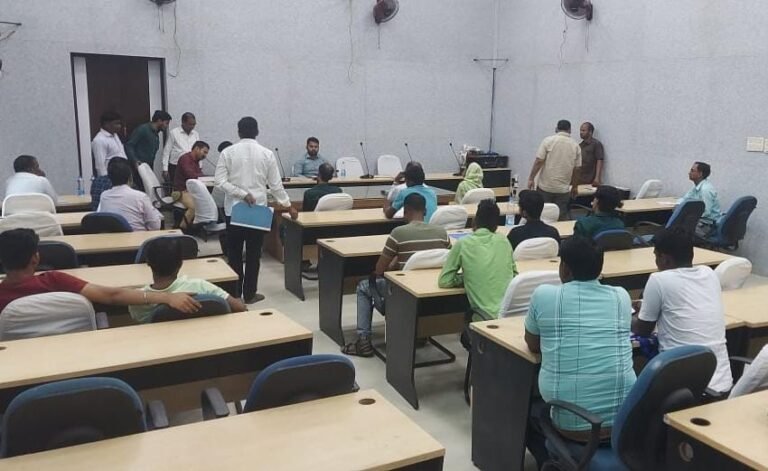 जिला परिषद की 6 दुकानों की हुई नीलामी