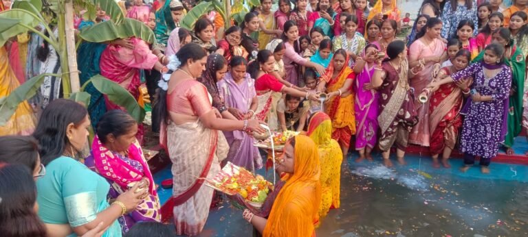 धनबाद में किन्नरों ने रखा छठ व्रत,अस्ताचलगामी सूर्य को दिया अर्घ्य