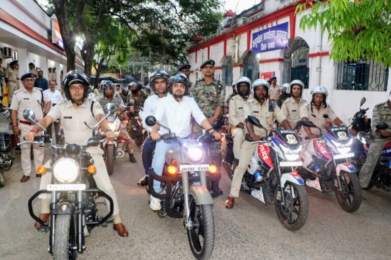 उपायुक्त व एसएसपी के नेतृत्व में निकला फ्लैग मार्च