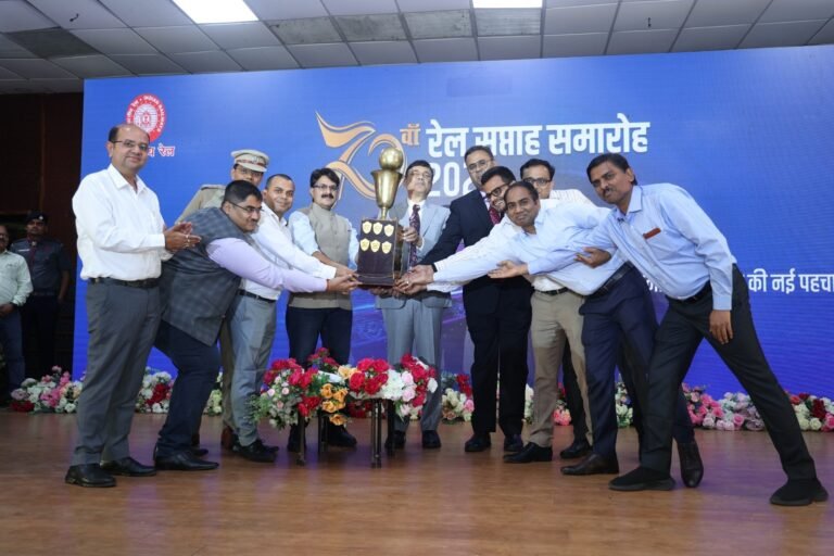 अधिकारियों एवं कर्मचारियों को उत्कृष्ट कार्य के लिएमहाप्रबंधक ने ‘‘विशिष्ट रेल सेवा पुरस्कार‘‘ से किया पुरस्कृत
