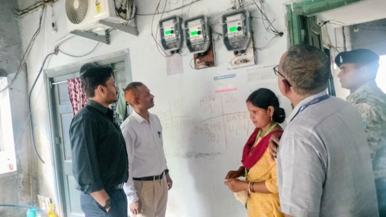 एसडीएम ने मतदान केंद्रों का किया औचक निरीक्षण