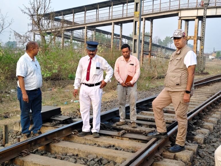 मंडल रेल प्रबंधक द्वारा किया गया डुमरी बिहार स्टेशन के यार्ड का निरीक्षण |
