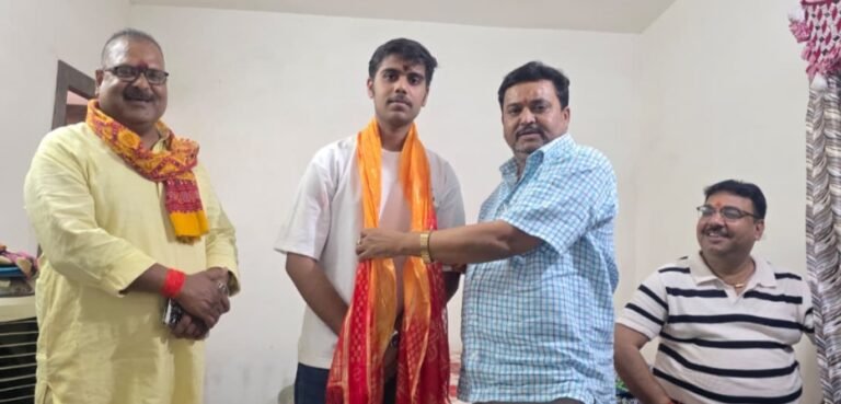 उदय प्रताप सिंह ने हर्ष को दसवीं बोर्ड परीक्षा में जिला टॉपर बनने पर किया सम्मानित