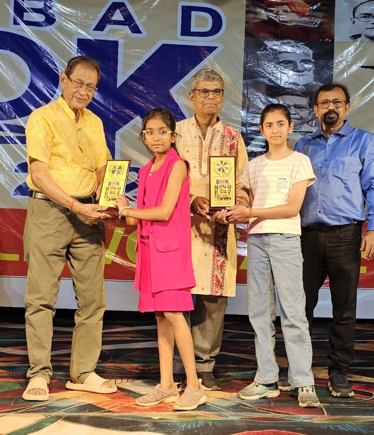 धनबाद बुक फेयर में आयोजितसिट एंड ड्रॉ प्रतियोगिता के विजेताओं को किया सम्मानित