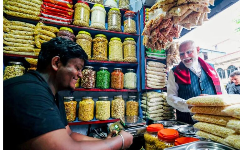 प्रधानमंत्री मोदी का ‘झालमुड़ी स्टॉप’: झाड़ग्राम के छोटे स्टॉल पर बड़ा सरप्राइज़