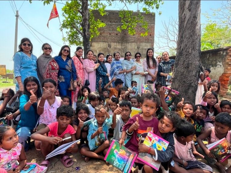 केशवी केयर व उन्नति ने संयुक्त रूप से बच्चों के बीच पाठ्य सामग्री बांटा