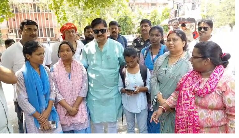 धनबाद में महिला आरक्षण मुद्दे पर सियासत तेज, इंडी गठबंधन का पुतला दहन