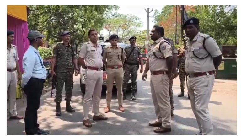 बंगाल चुनाव को लेकर अलर्ट मोड में धनबाद पुलिस, SSP ने किया बॉर्डर निरीक्षण।