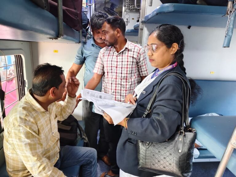 धनबाद मंडल के धनबाद-चन्द्रपुरा एवं धनबाद –गोमो-कोडरमा-पारसनाथ खंड में सघन टिकट चेकिंग अभियान चलाया गया |
