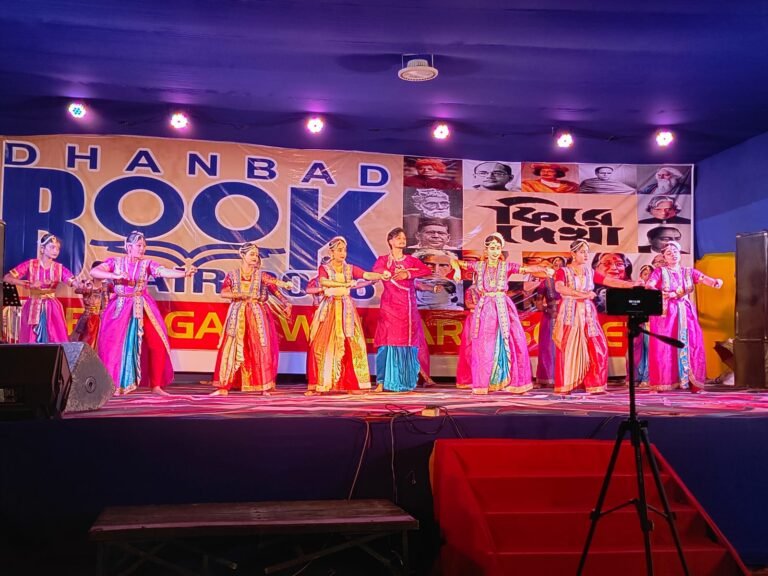 प्राकृतिक आपदा के बाद फिर सजा धनबाद पुस्तक मेला, सातवें दिन उमड़ी भीड़