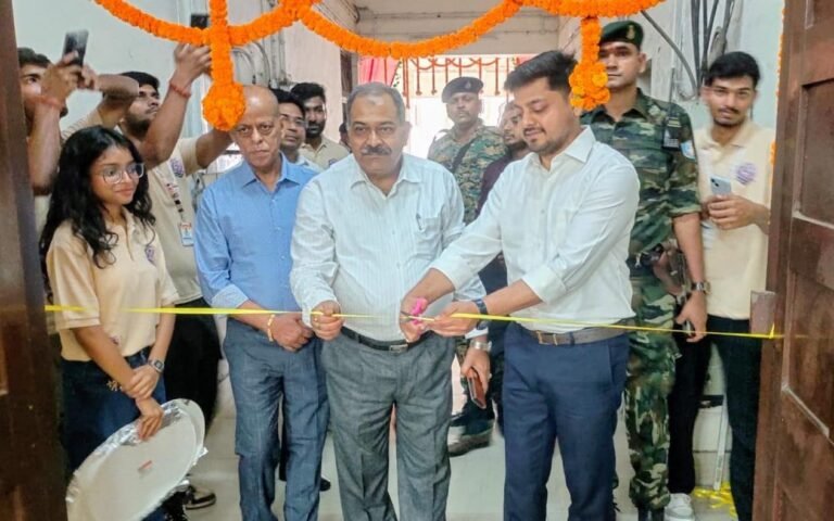 उपायुक्त ने छात्रों को पढने की आदत विकसित करने के लिए किया प्रेरित