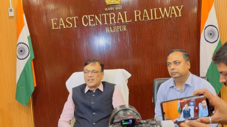 श्री छत्रसाल सिंह, महाप्रबंधक,पूर्व मध्य रेल नेपूर्व मध्य रेल की उपलब्धियों पर प्रेस प्रतिनिधियों को किया संबोधित