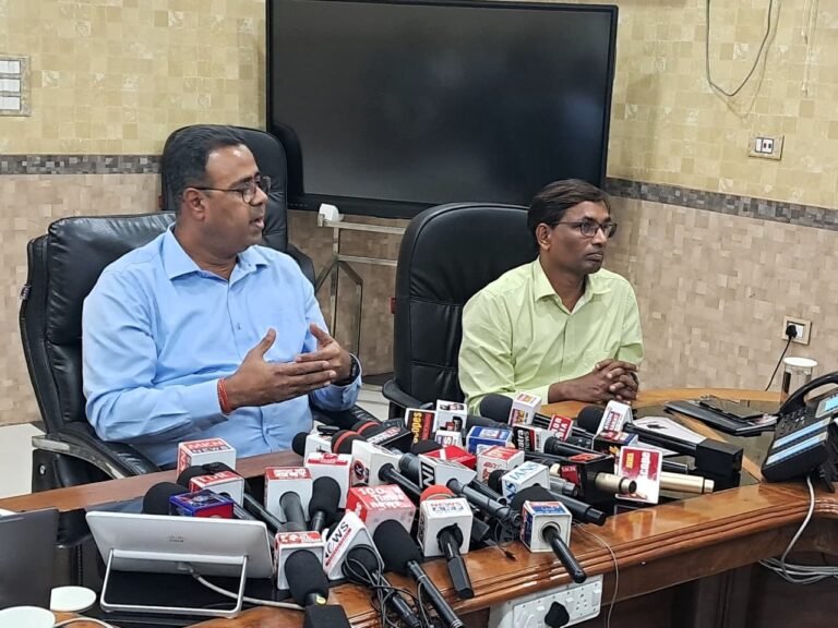 आज मंडल रेल प्रबंधक कार्यालय, धनबाद में किया गया पत्रकार सम्मेलन का आयोजन ।