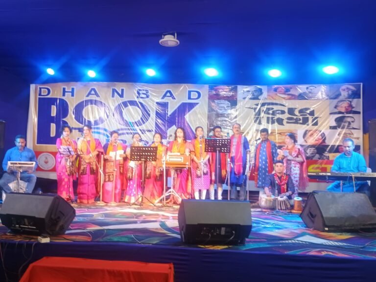 धनबाद बुक फेयर के दूसरे दिन उमड़ी भीड़, सांस्कृतिक कार्यक्रमों ने बांधा समां