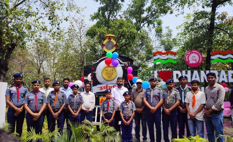 विश्व धरोहर दिवस पर स्काउट एंड गाइड के बच्चों ने ऐतिहासिक इंजन उर्वर्शी की जानकारी ली