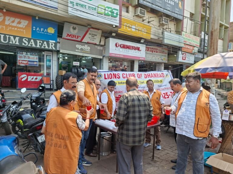 लायंस क्लब ऑफ धनबाद ने चिलचिलाती गर्मी में राहगीरों को पिलाया शरबत पानी