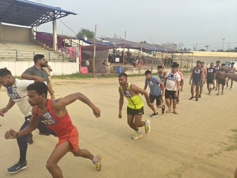 शहरी गैर तकनिकी के पुरुष अभ्यर्थियों ने दी शारीरिक दक्षता परीक्षा