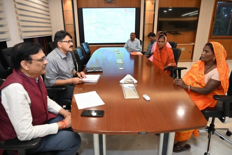 रेलकर्मियों ने महाप्रबंधक से मुलाकात कर अपनी समस्याओं से अवगत कराया