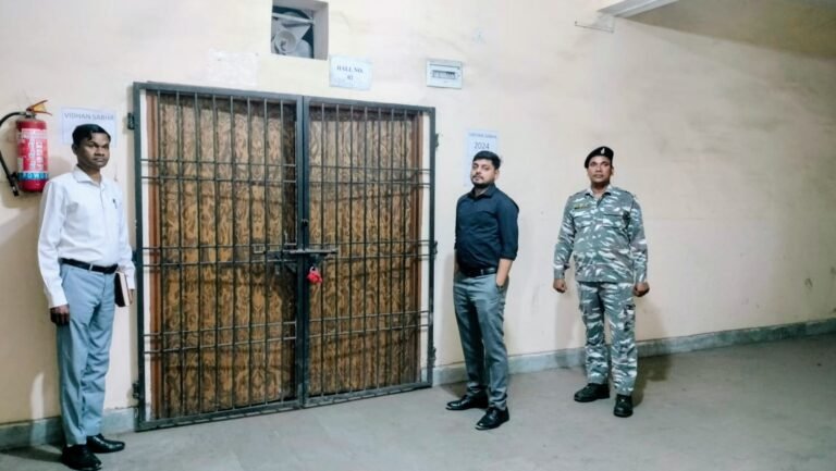 जिला निर्वाचन पदाधिकारी ने किया ईवीएम वेयर हाउस का निरीक्षण