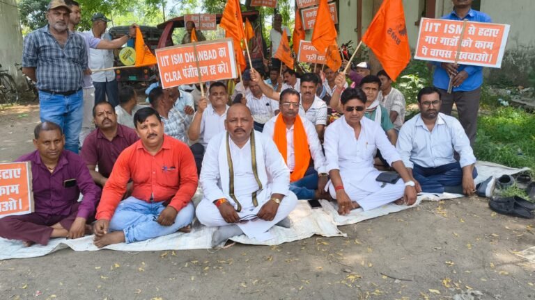 सुरक्षा प्रहरी कर्मचारी संघ ने उपमुख्य श्रमायुक्त कार्यालय के समक्ष दिया एक दिवसीय धरना