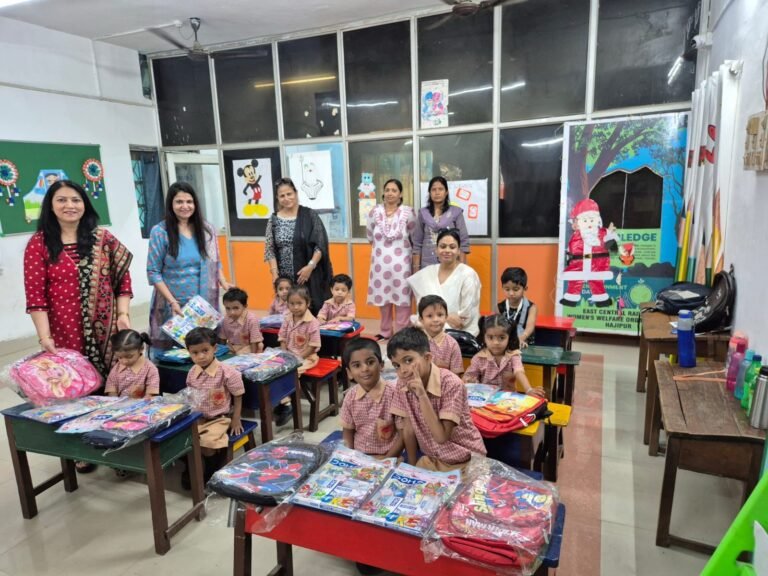 पूर्व मध्य रेल महिला कल्याण संगठन की अध्यक्षा श्रीमती सुनीता सिंह के नेतृत्व में नए नामांकन हुए बच्चों के मध्य उपहार भेंट