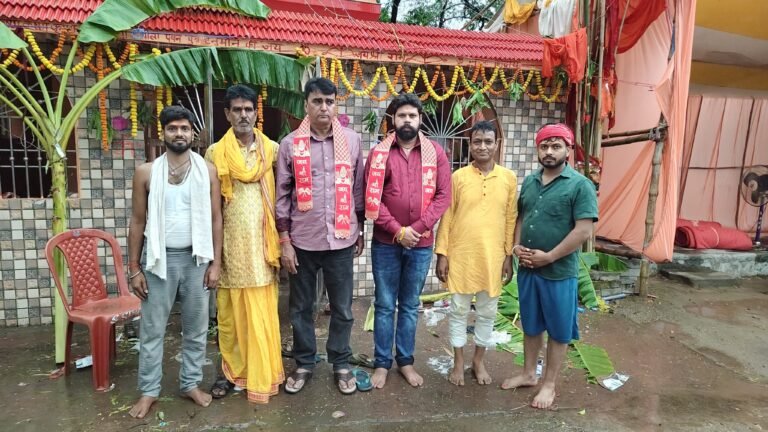 श्री श्री 108 हनुमान मंदिर के प्राण प्रतिष्ठा महोत्सव के महा प्रसाद वितरण में शामिल हुए दिलीप सिंह