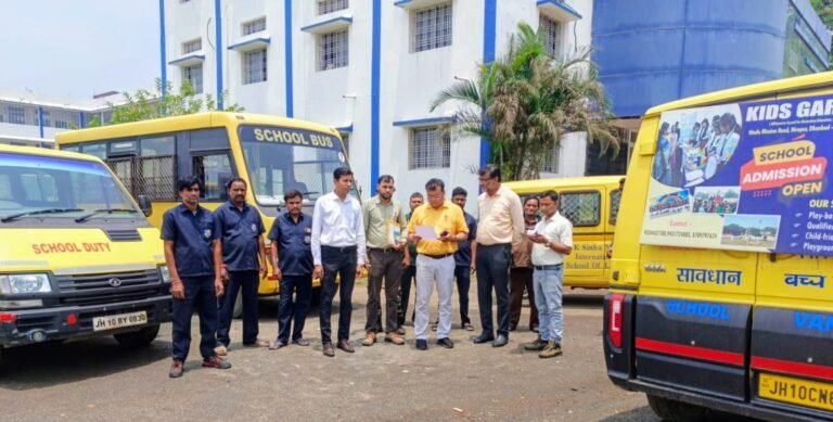 स्कूलों में की गई वाहनों की जाँच