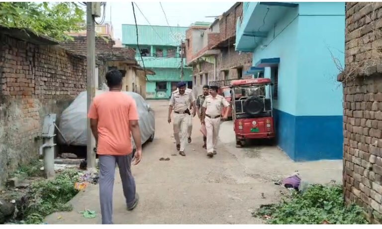 वासेपुर में गैंगस्टर प्रिंस खान के घर कुर्की-जप्ती, बैंक मोड़ थाना और भूली ओपी पुलिस की संयुक्त कार्रवाई