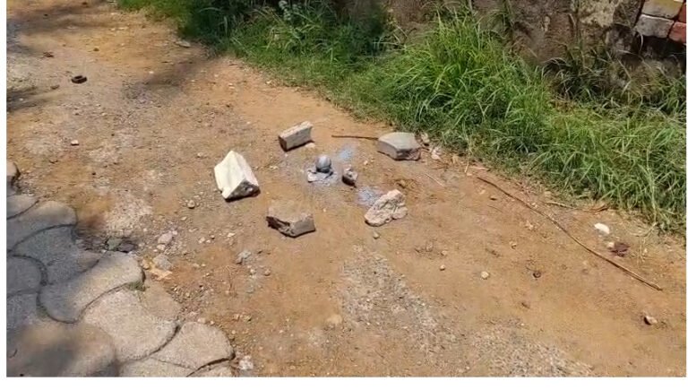 धनबाद में सर्विस सेंटर गेट पर संदिग्ध बम मिलने से हड़कंप, पुलिस जांच में जुटी