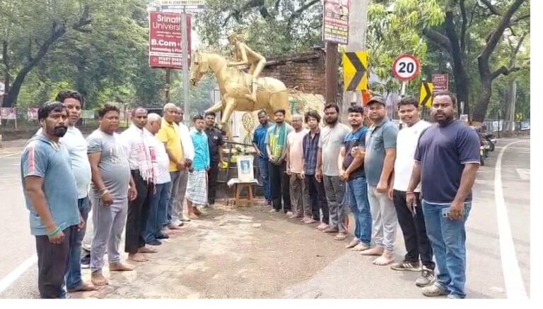 आदिवासी समाज ने धूमधाम से मनाई रघुनाथ मुर्मू की 122वीं जयंती
