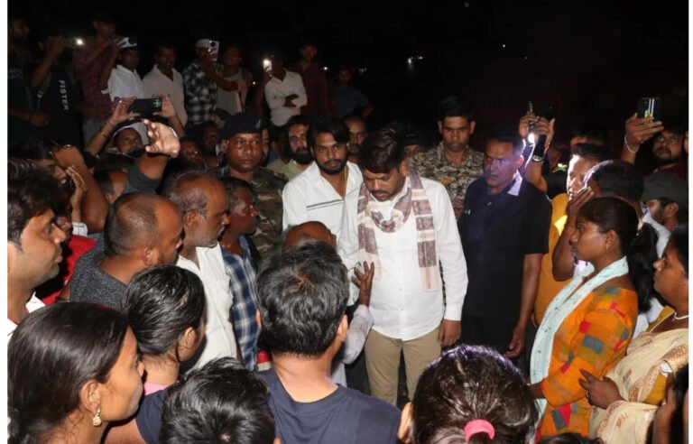 डुहाटांड युवक हत्याकांड : बारामासिया पुल पर उबाल, महापौर संजीव सिंह ने परिजनों को दिया न्याय का भरोसा