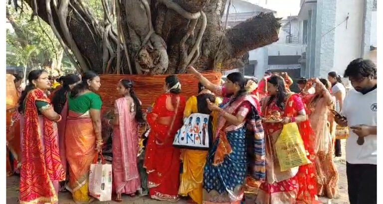 वट सावित्री पूजा पर महिलाओं ने रखा व्रत, पति की लंबी उम्र की कामना की