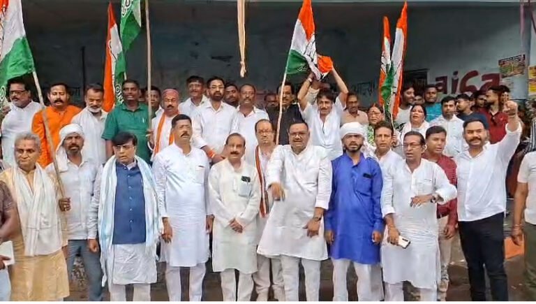 धनबाद अंचल अधिकारी के खिलाफ कांग्रेस का प्रदर्शन, स्थानांतरण और जांच की मांग