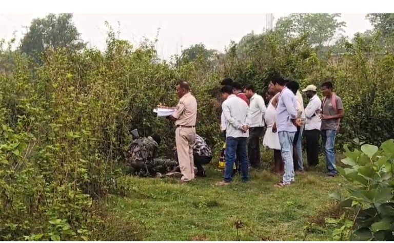 नेशनल हाईवे किनारे झाड़ियों में मिला अज्ञात युवक का शव, हाथ पर सांप काटने के निशान से रहस्य गहराया