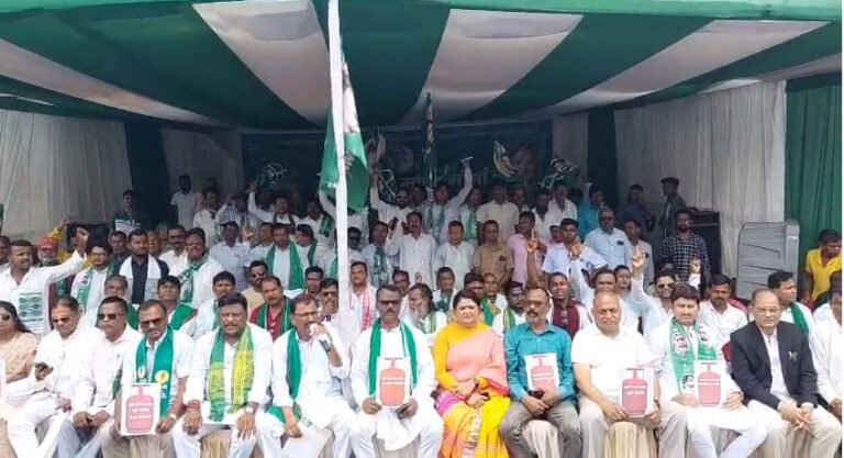 महंगाई के खिलाफ झामुमो का प्रदर्शन, रणधीर वर्मा चौक पर केंद्र सरकार के खिलाफ नारेबाजी