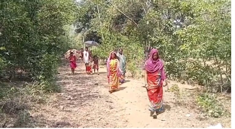 डांडी चूआ के भरोसे 500 की जिंदगी: सड़क नहीं, एम्बुलेंस नहीं… विकास से कोसो दूर झगरू गाँव”।