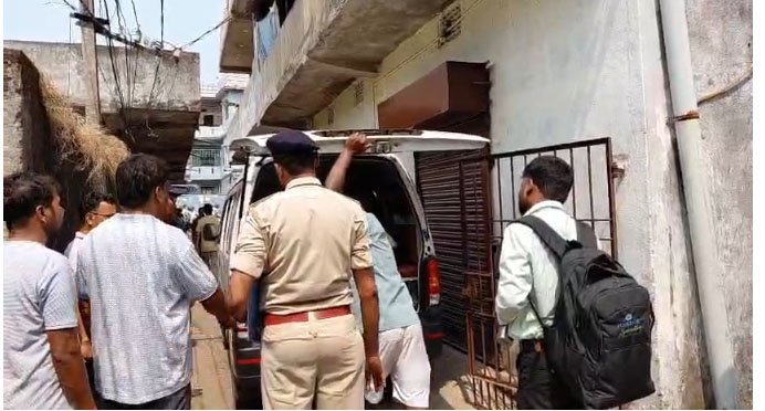 धनबाद में एमआर कर्मी ने फांसी लगाकर की आत्महत्या, परिजनों ने कंपनी पर लगाया प्रताड़ना का आरोप।