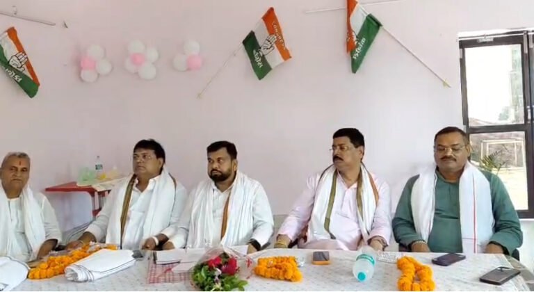 संगठन मजबूती पर कांग्रेस की ग्रामीण बैठक, प्रखंड अध्यक्षों संग प्रभारी ने किया मंथन।